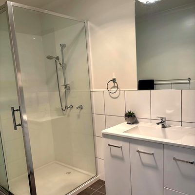 Ensuite bathroom at The Top Pub Rosebery