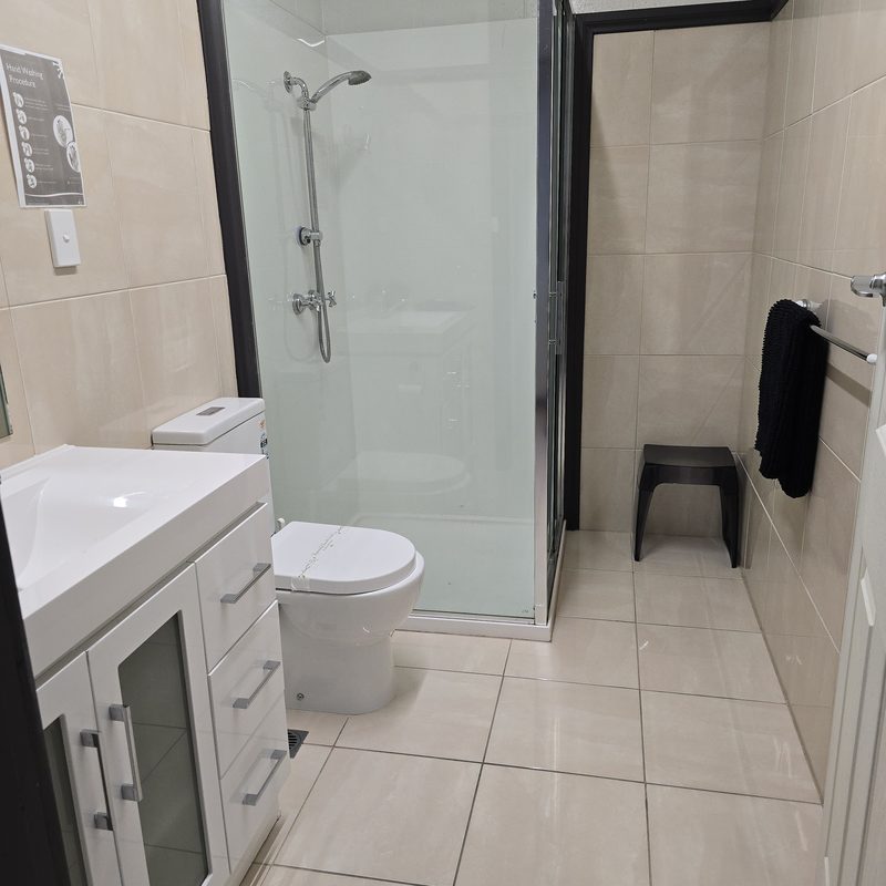 Ensuite Unit at The Top Pub Rosebery
