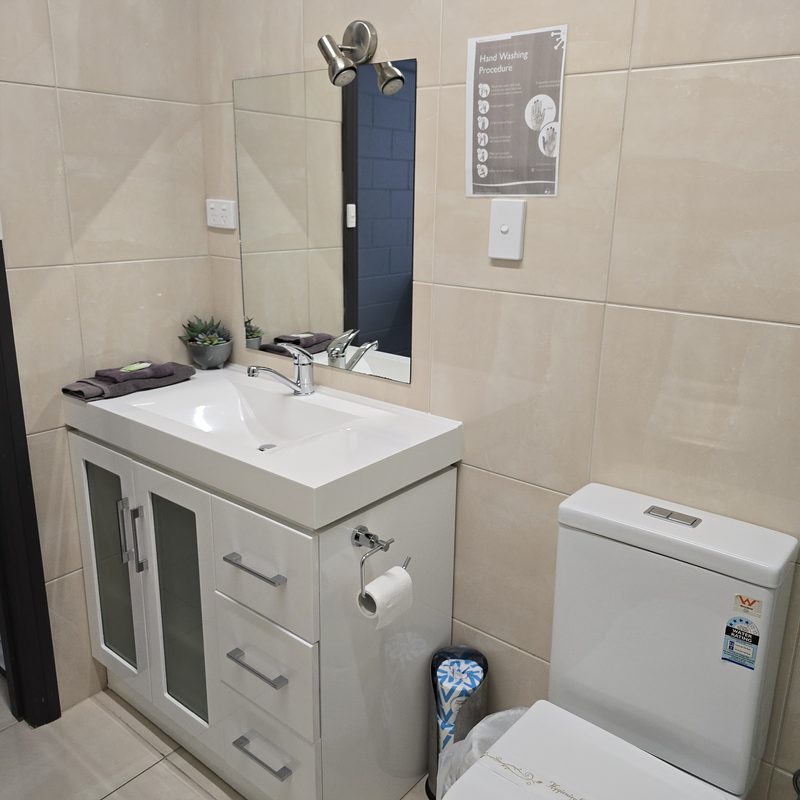 Ensuite Unit at The Top Pub Rosebery