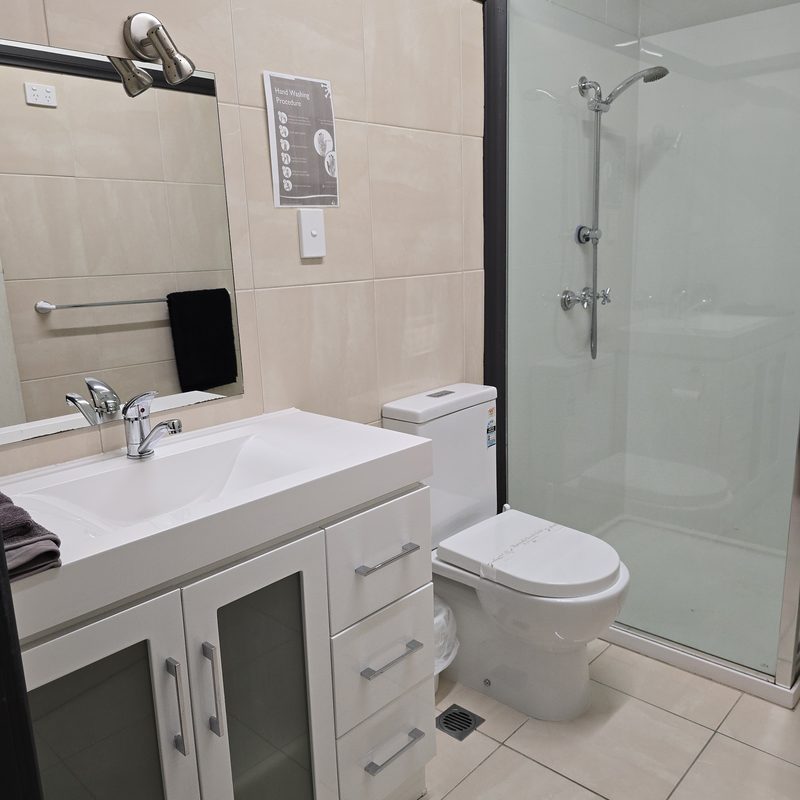 Ensuite Unit at The Top Pub Rosebery